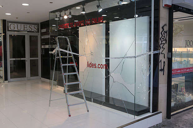 Αντιεξουσιαστές έσπασαν βιτρίνες καταστημάτων στην Ερμού (φωτογραφίες)-1