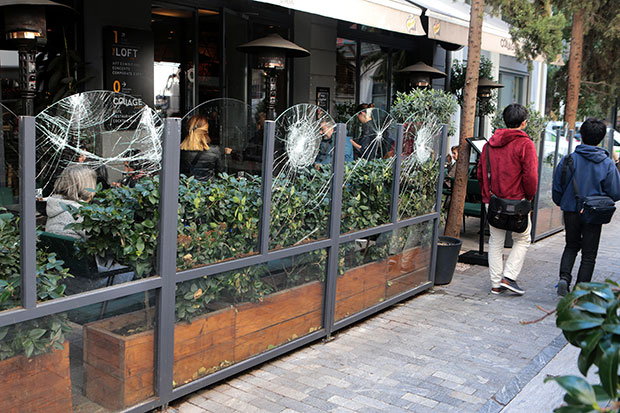 Αντιεξουσιαστές έσπασαν βιτρίνες καταστημάτων στην Ερμού (φωτογραφίες)-2