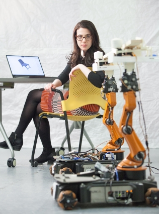 Το πρώτο «έξυπνο» ρομπότ – ξυλουργός που φτιάχνει έπιπλα κατά παραγγελία (βίντεο)-1