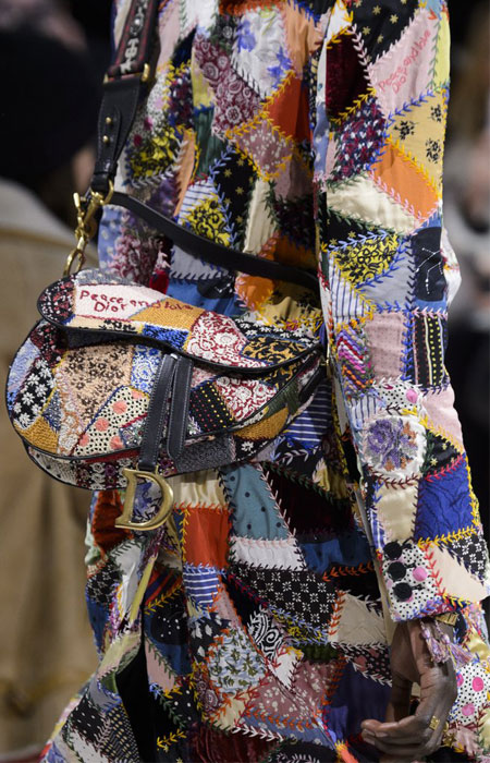 Ο οίκος Dior μόλις έκανε ξανά ”cool” αυτή την τσάντα-1