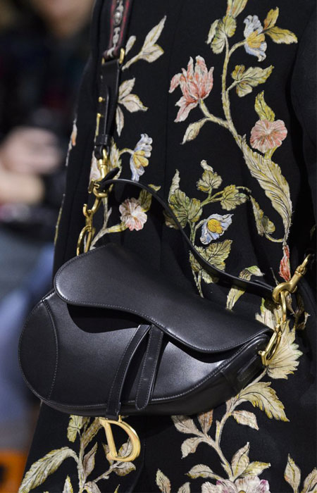 Ο οίκος Dior μόλις έκανε ξανά ”cool” αυτή την τσάντα-2