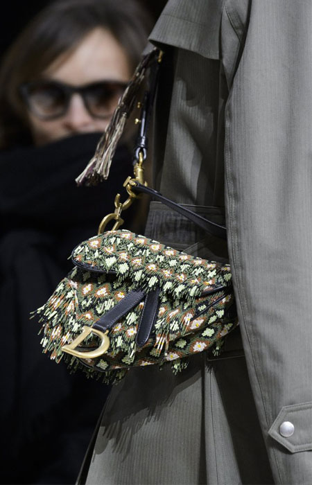 Ο οίκος Dior μόλις έκανε ξανά ”cool” αυτή την τσάντα-3