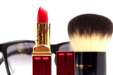 Η Elizabeth Arden μας καλεί με ένα κραγιόν να υποστηρίξουμε τα δικαιώματα των γυναικών-1