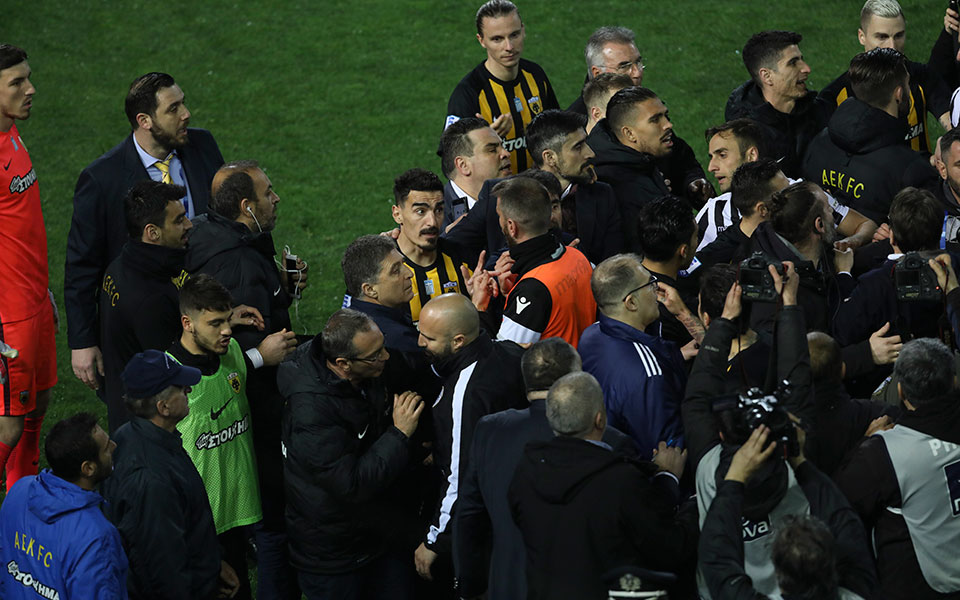 Οριστική διακοπή του αγώνα στην Τούμπα μετά την εισβολή Σαββίδη-1