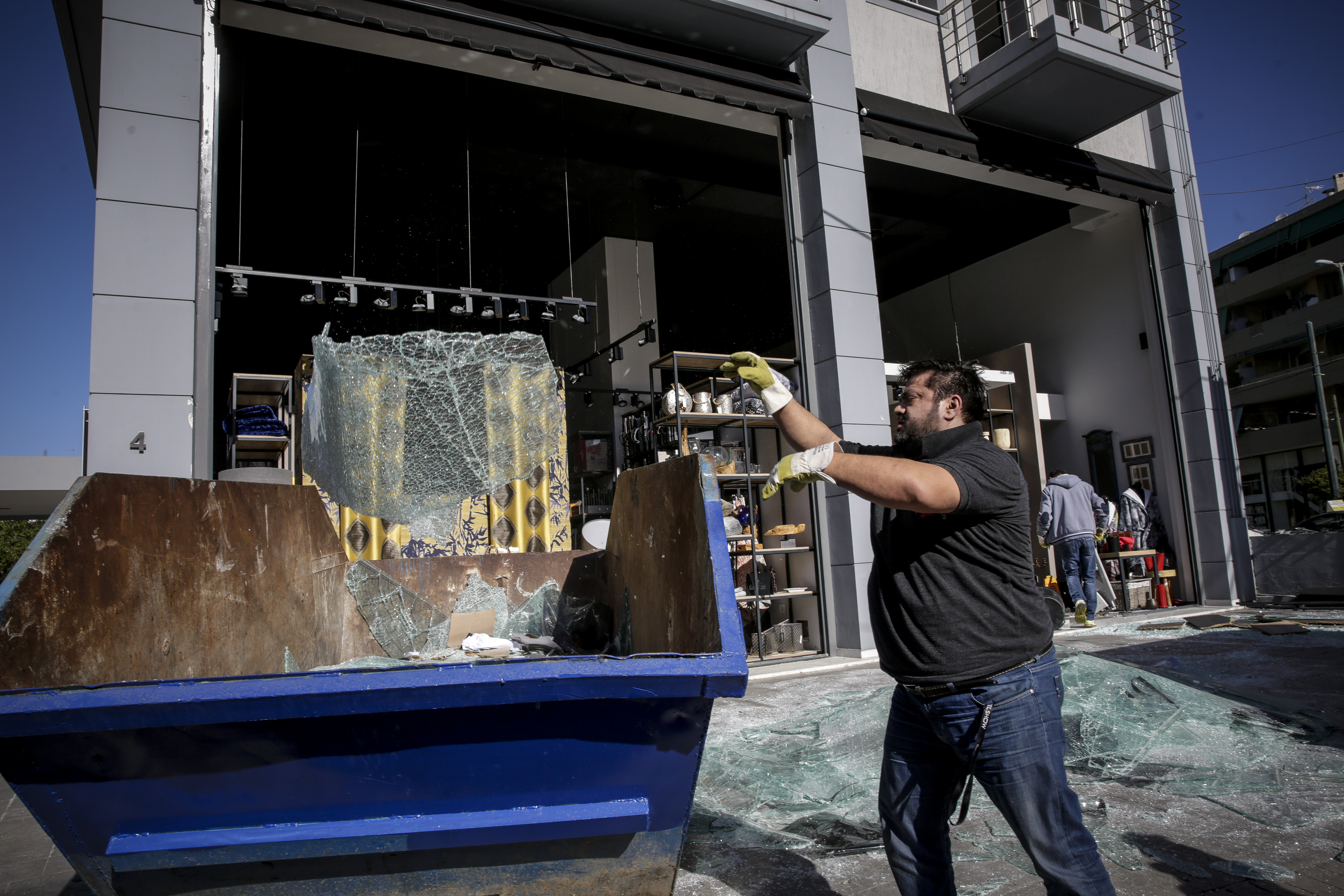 Οι πρώτες εικόνες από την έκρηξη σε κατάστημα με είδη σπιτιού στο Χαλάνδρι-1