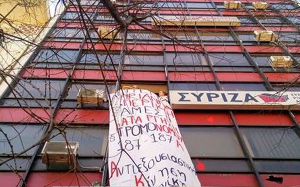 Νέο μπαράζ επιθέσεων από κουκουλοφόρους-8