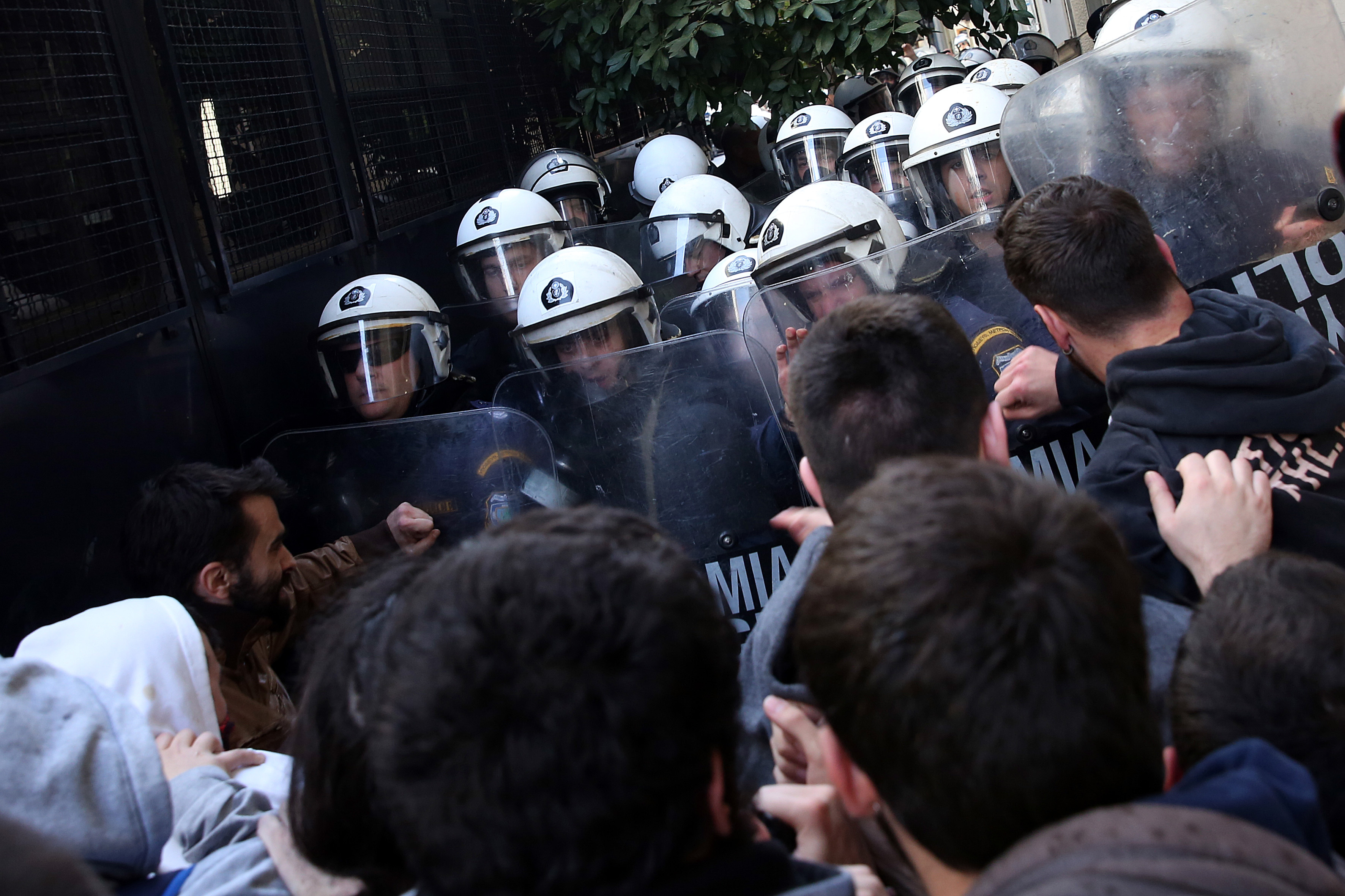Ενταση και χημικά σε διαμαρτυρία κατά των πλειστηριασμών στο Κολωνάκι-3