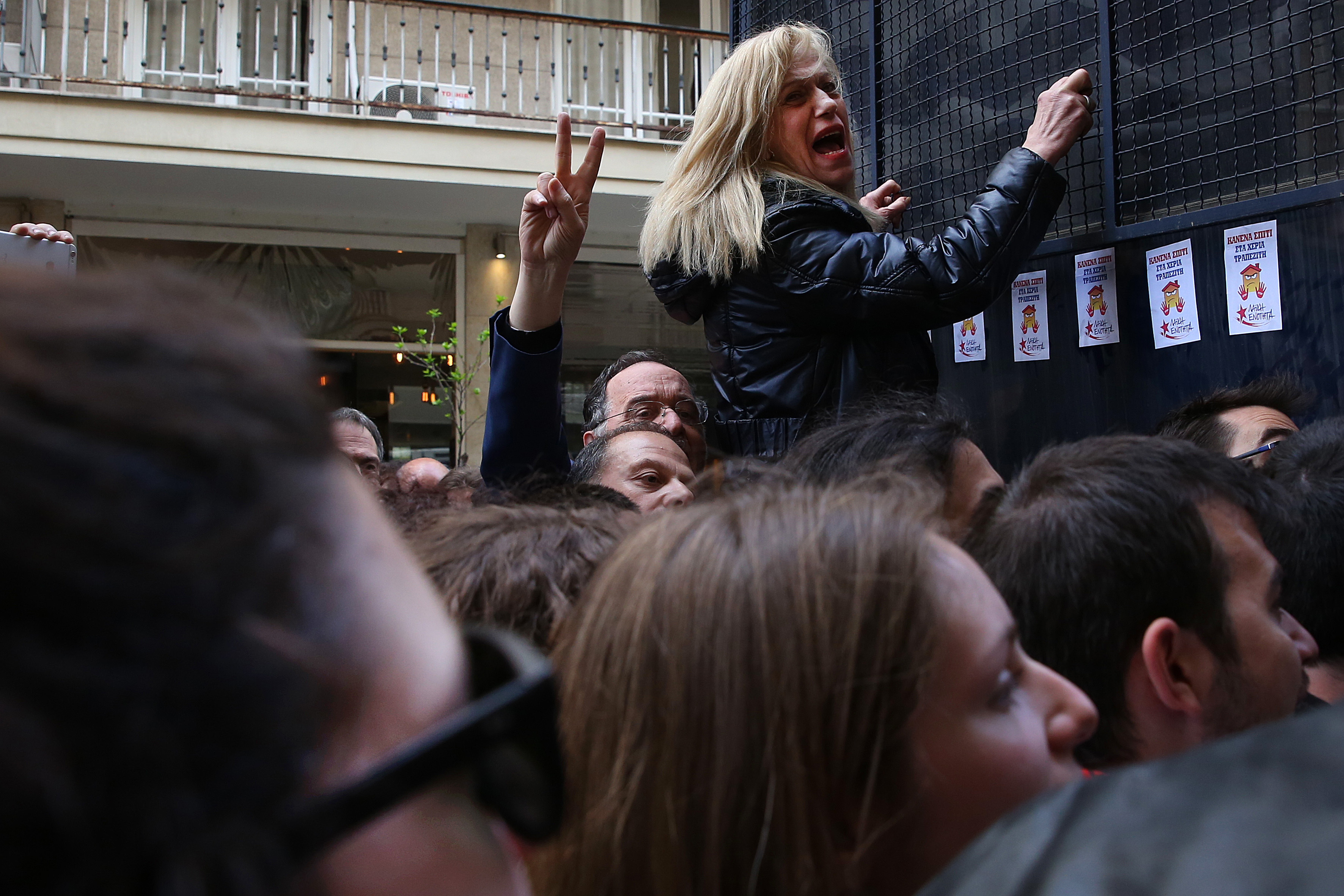 Ενταση και χημικά σε διαμαρτυρία κατά των πλειστηριασμών στο Κολωνάκι-4
