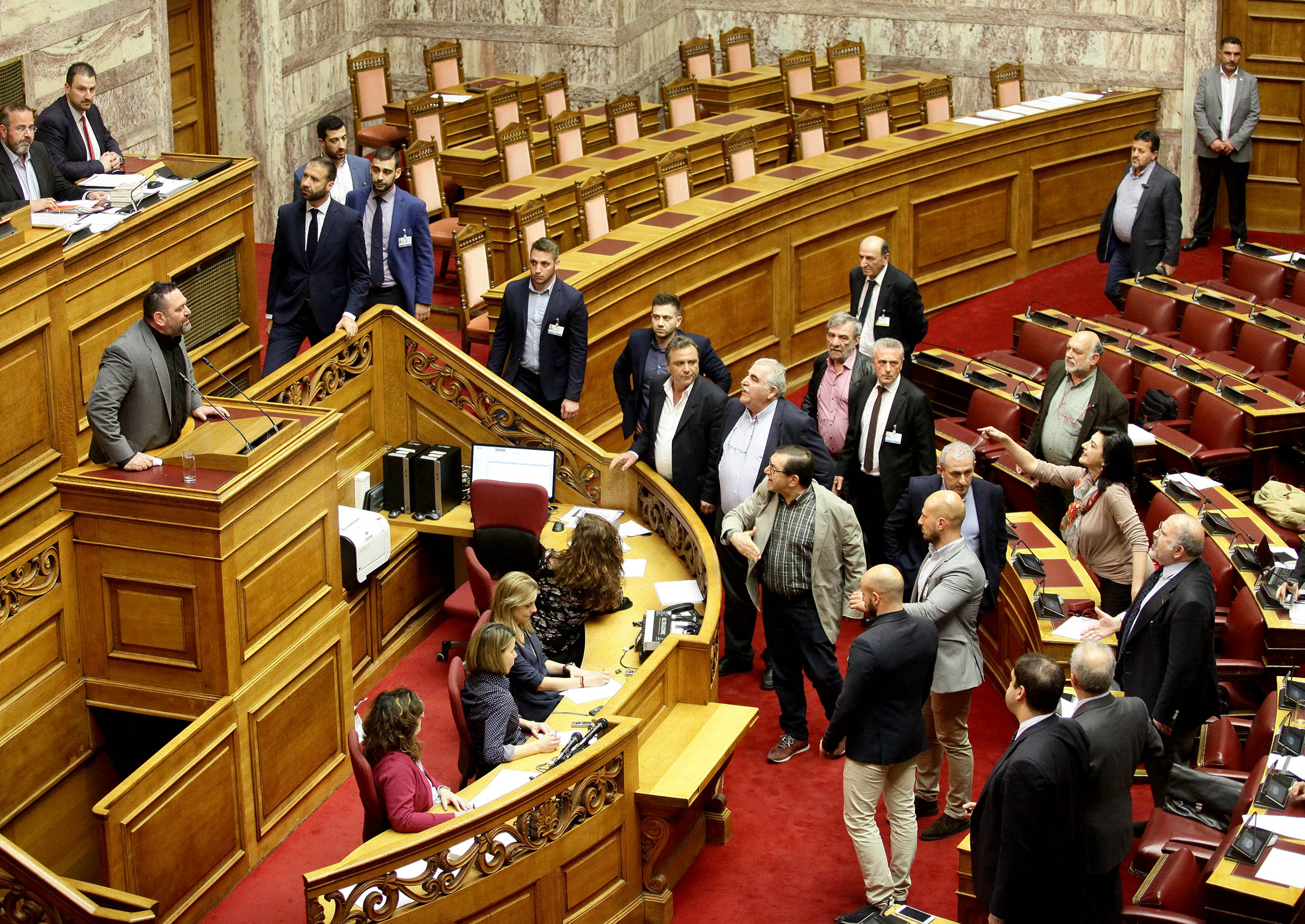 Νέο σόου χυδαιότητας από τη Χρυσή Αυγή στη Βουλή (βίντεο)-1