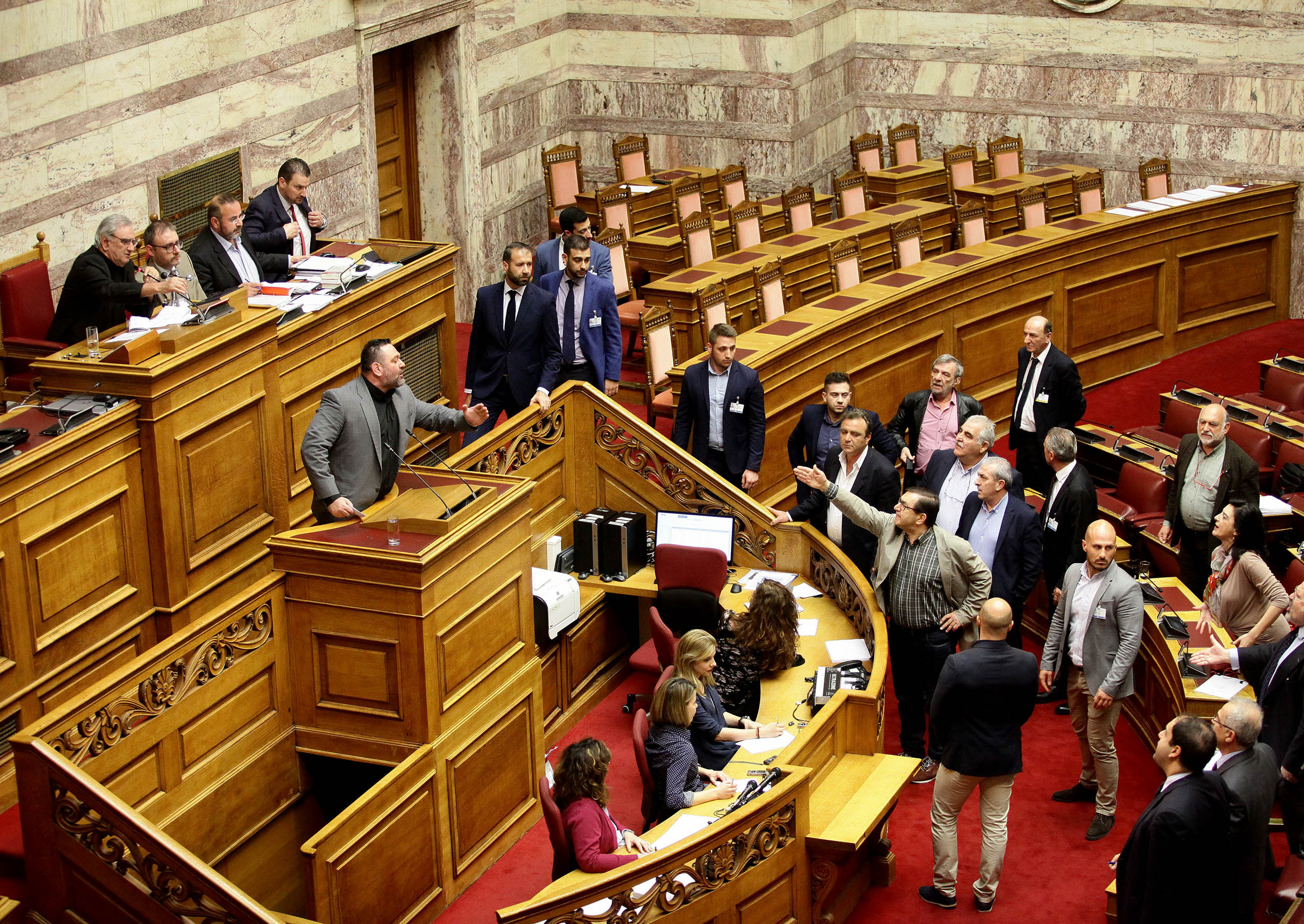 Νέο σόου χυδαιότητας από τη Χρυσή Αυγή στη Βουλή (βίντεο)-2