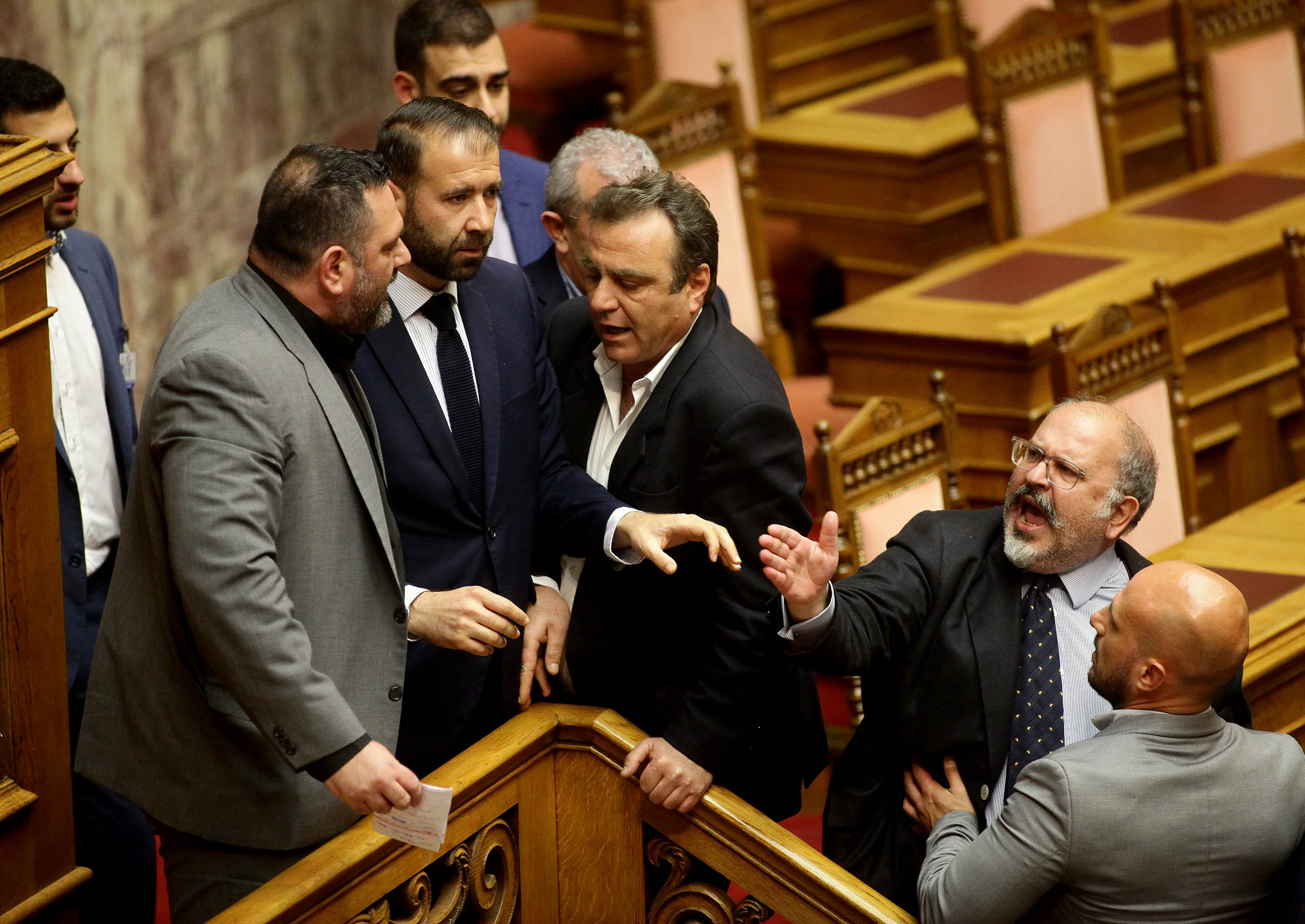 Νέο σόου χυδαιότητας από τη Χρυσή Αυγή στη Βουλή (βίντεο)-3