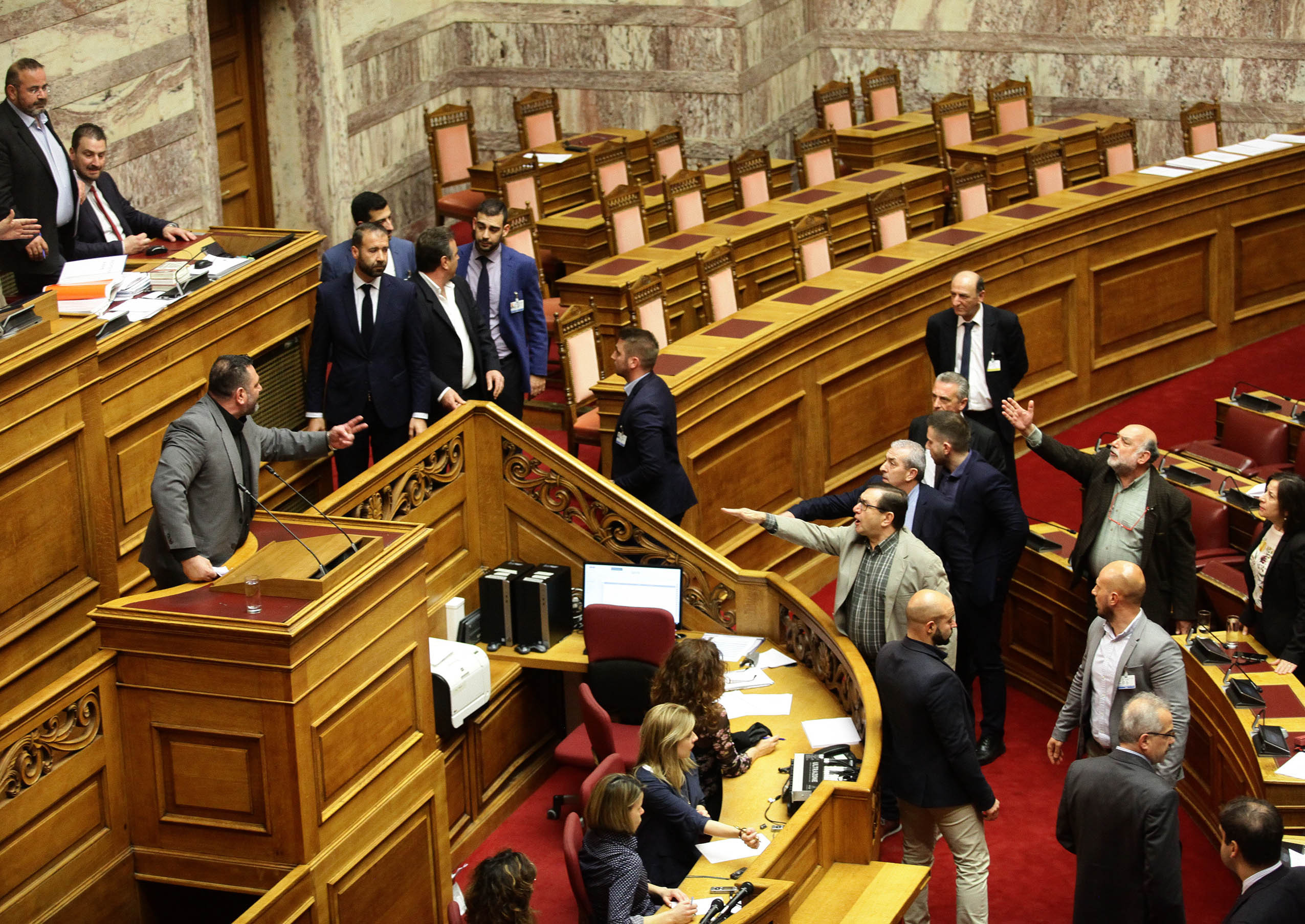 Νέο σόου χυδαιότητας από τη Χρυσή Αυγή στη Βουλή (βίντεο)-4