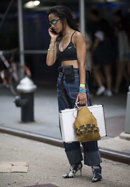 5 τρόποι να φορέσεις το τσαντάκι μέσης αυτή την Άνοιξη-3