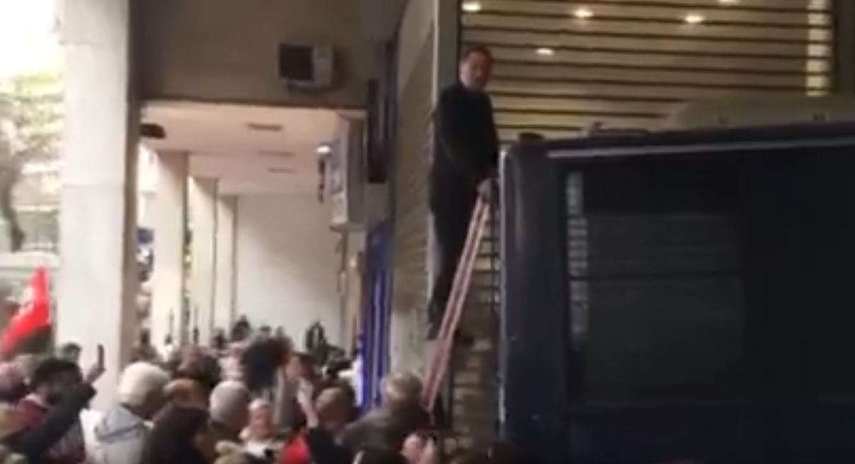 Ενταση με Λαφαζάνη σε συγκέντρωση διαμαρτυρίας κατά των πλειστηριασμών-3