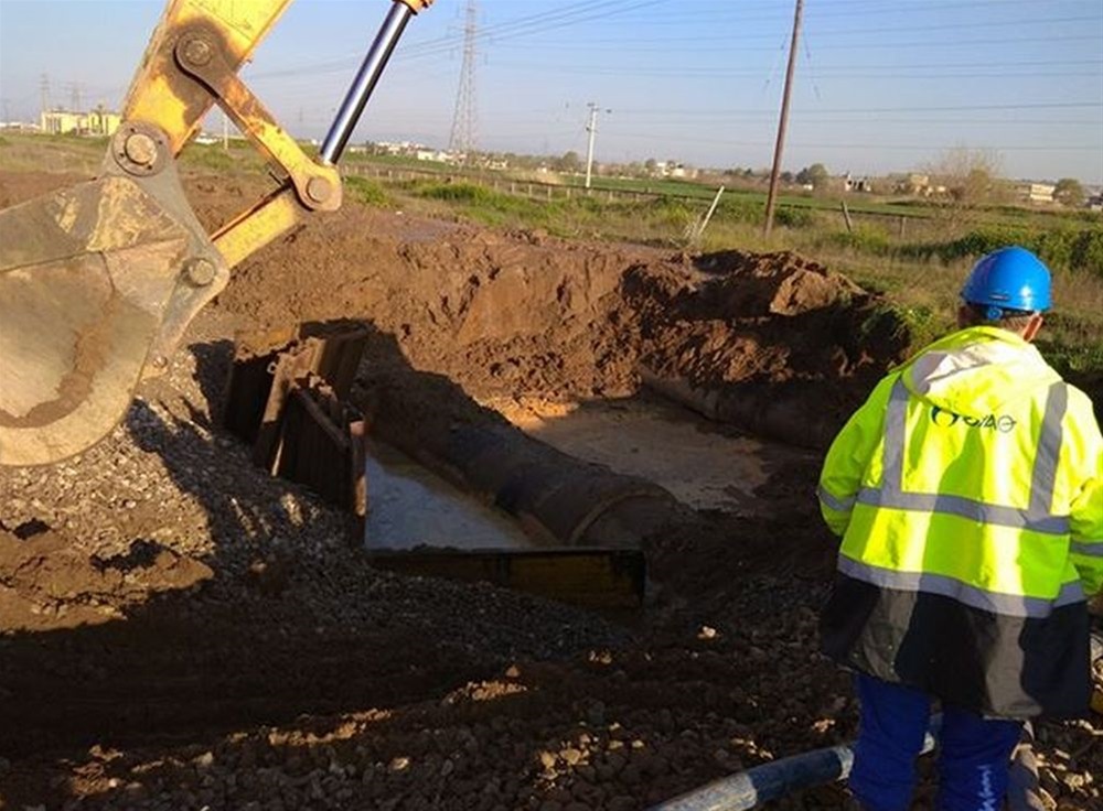 Θεσσαλονίκη: Εικόνες από το σημείο της βλάβης του αγωγού της ΕΥΑΘ-1