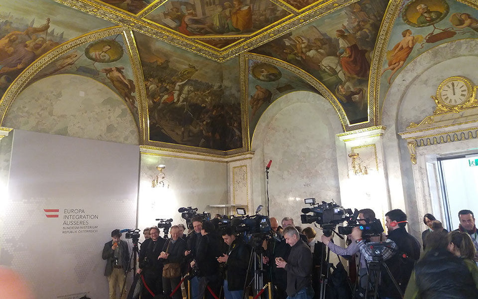 Κρίσιμη τριμερής στη Βιέννη για Σκοπιανό-2