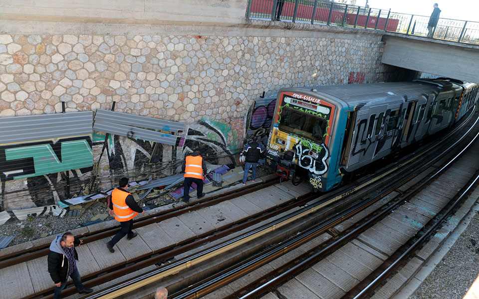 Αυτοκίνητο έπεσε στις γραμμές του ηλεκτρικού κοντά στο ΚΑΤ (Φωτογραφίες και βίντεο)-1