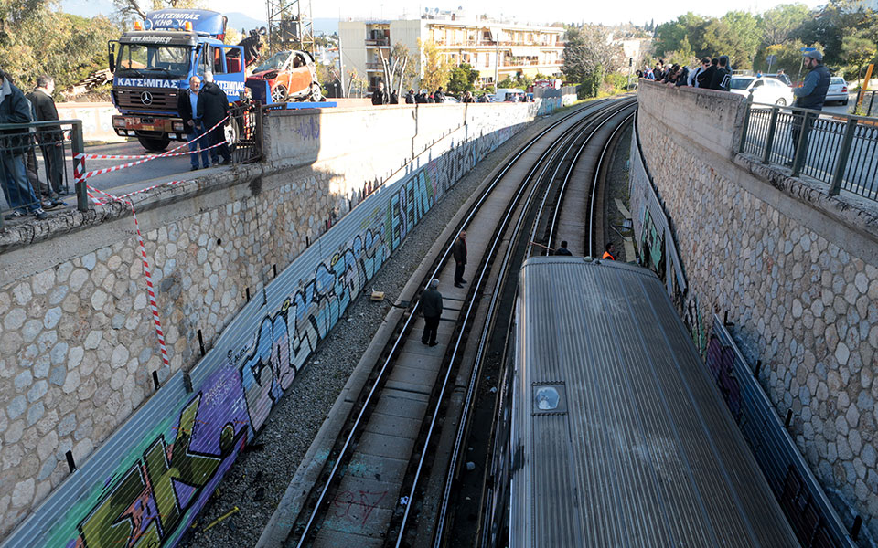 Αυτοκίνητο έπεσε στις γραμμές του ηλεκτρικού κοντά στο ΚΑΤ (Φωτογραφίες και βίντεο)-2