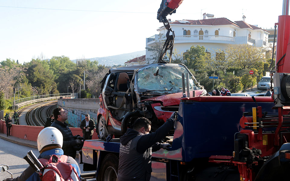 Αυτοκίνητο έπεσε στις γραμμές του ηλεκτρικού κοντά στο ΚΑΤ (Φωτογραφίες και βίντεο)-5