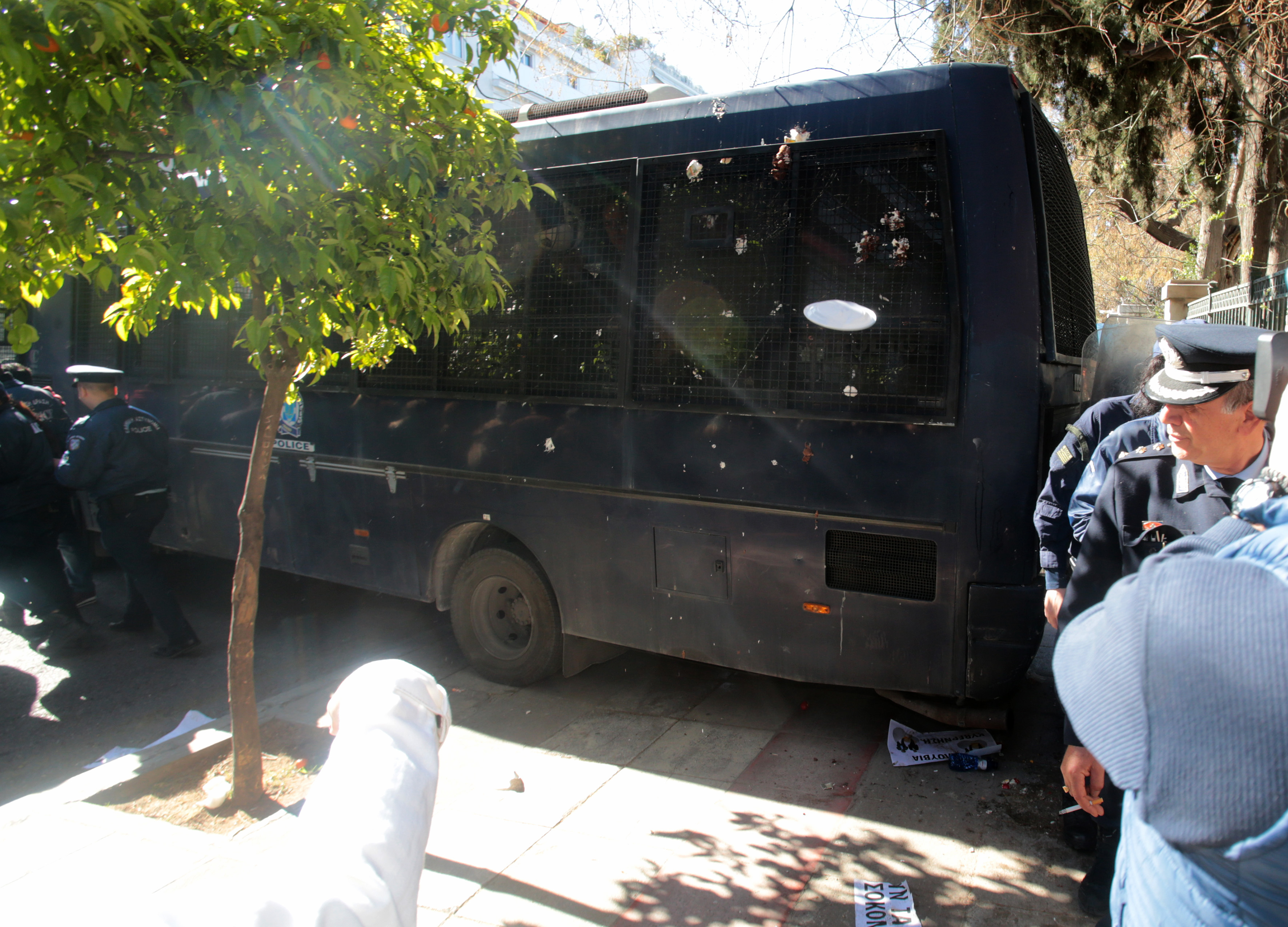 Ενταση στη συγκέντρωση της ΠΟΕΔΗΝ έξω από το Μέγαρο Μαξίμου (Βίντεο)-1