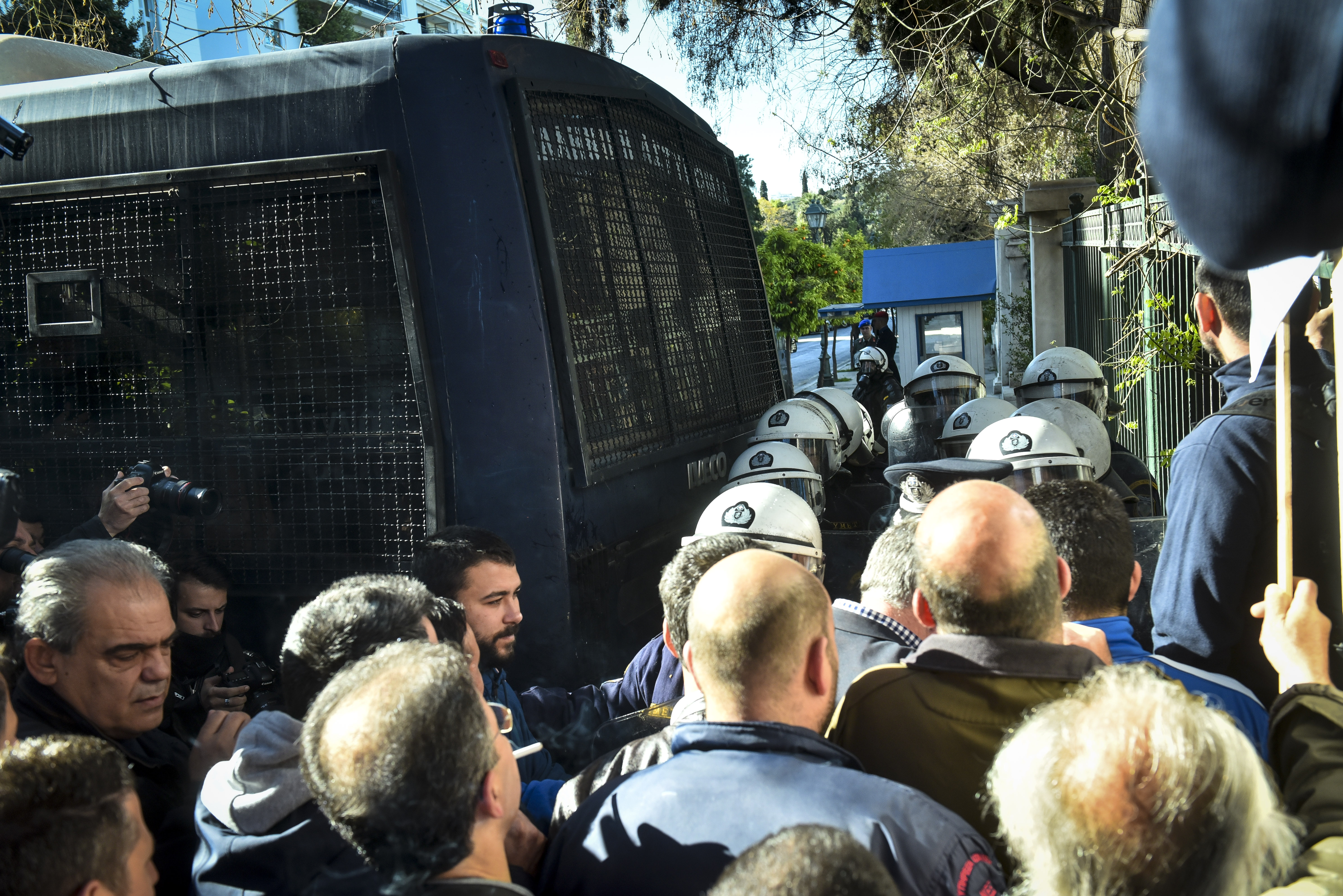 Ενταση στη συγκέντρωση της ΠΟΕΔΗΝ έξω από το Μέγαρο Μαξίμου (Βίντεο)-4