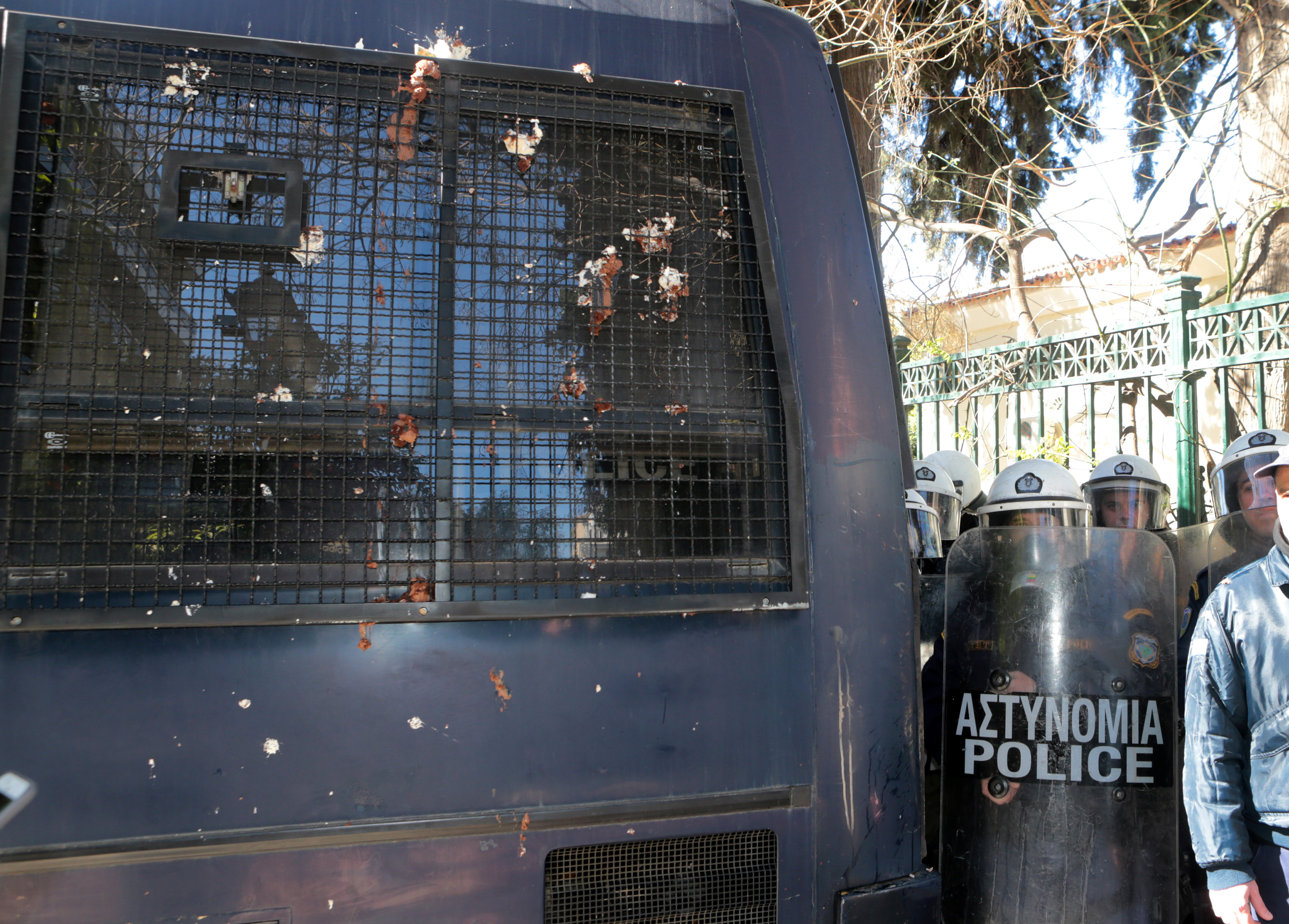 Ενταση στη συγκέντρωση της ΠΟΕΔΗΝ έξω από το Μέγαρο Μαξίμου (Βίντεο)-2