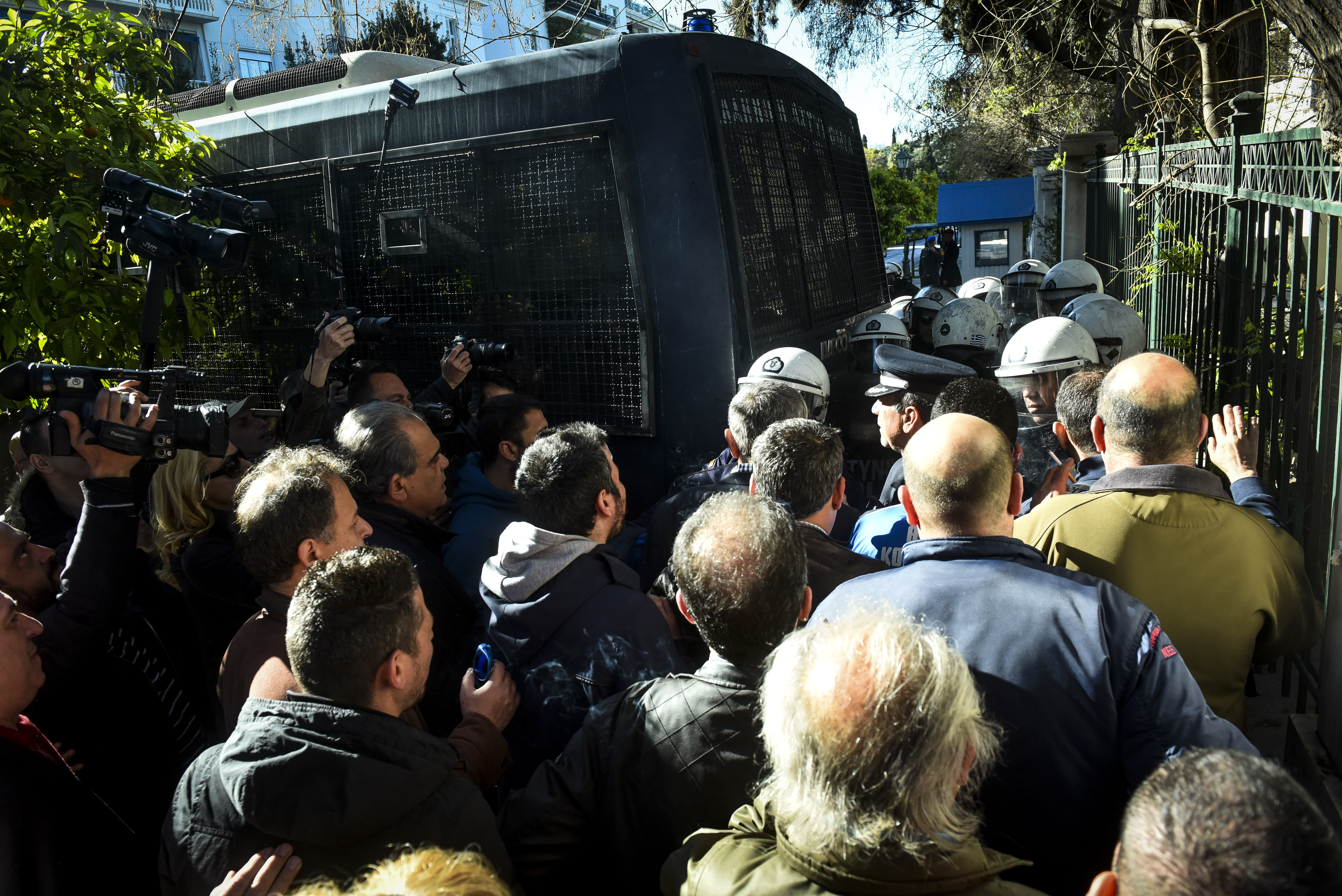 Ενταση στη συγκέντρωση της ΠΟΕΔΗΝ έξω από το Μέγαρο Μαξίμου (Βίντεο)-5