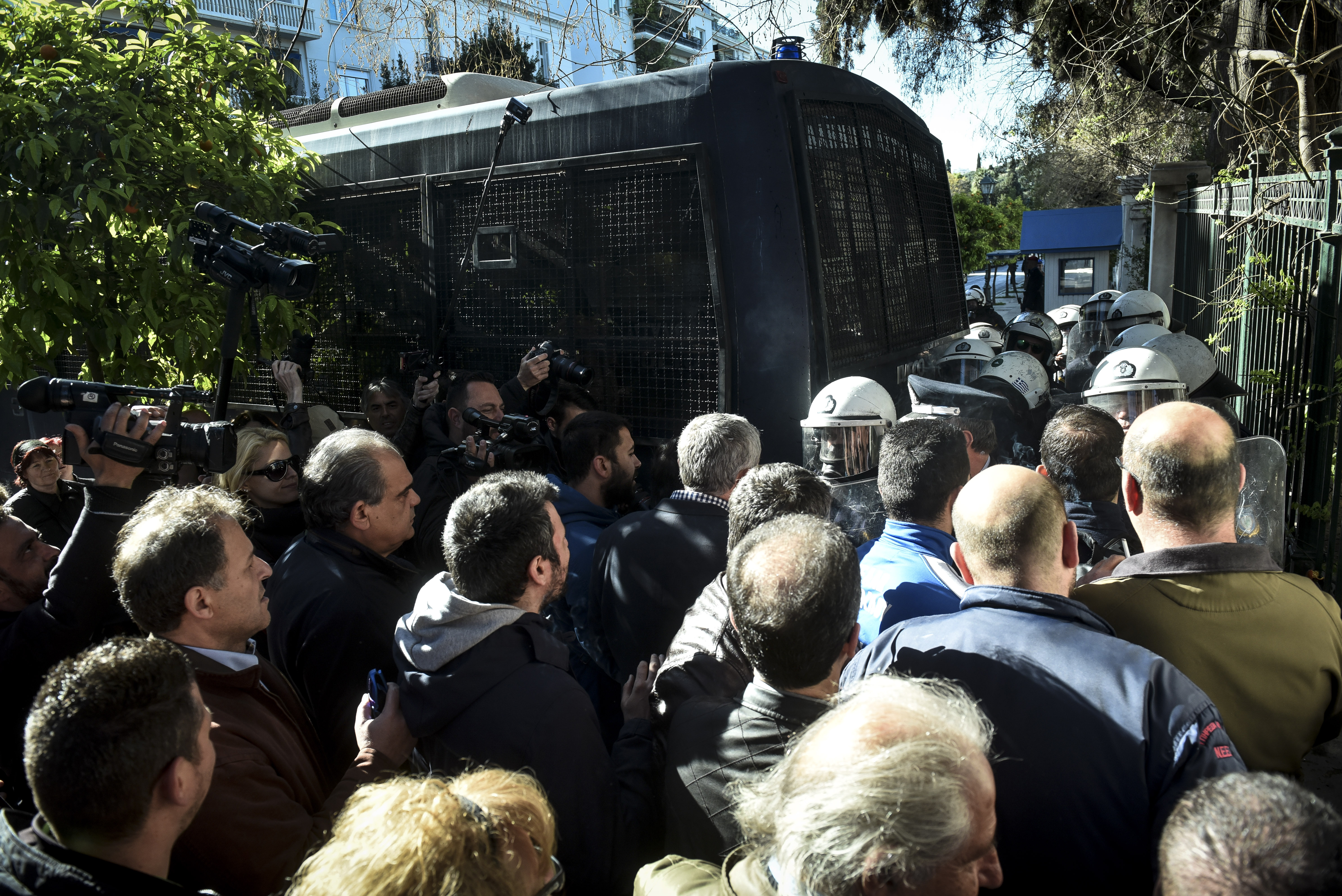 Ενταση στη συγκέντρωση της ΠΟΕΔΗΝ έξω από το Μέγαρο Μαξίμου (Βίντεο)-6