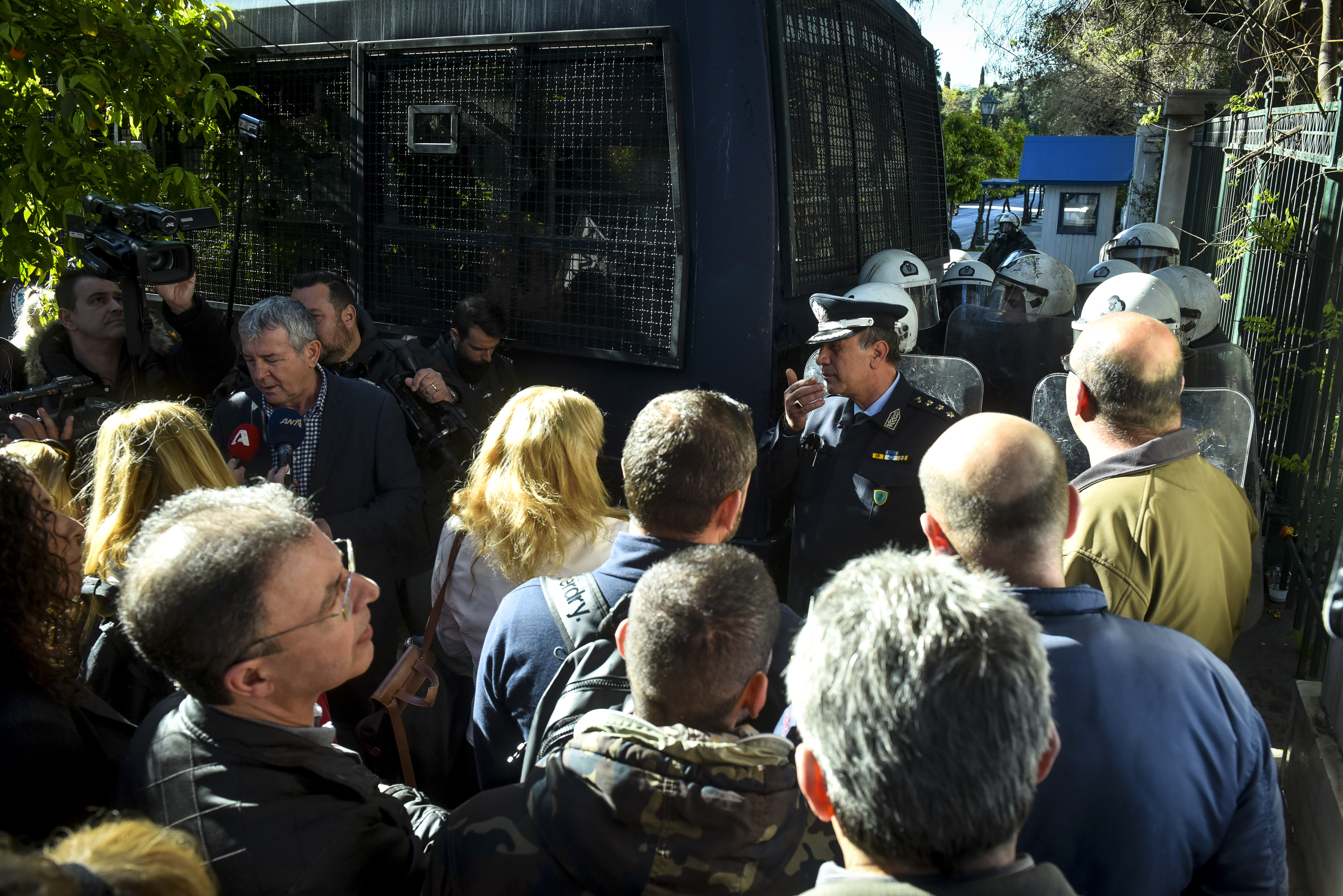 Ενταση στη συγκέντρωση της ΠΟΕΔΗΝ έξω από το Μέγαρο Μαξίμου (Βίντεο)-7