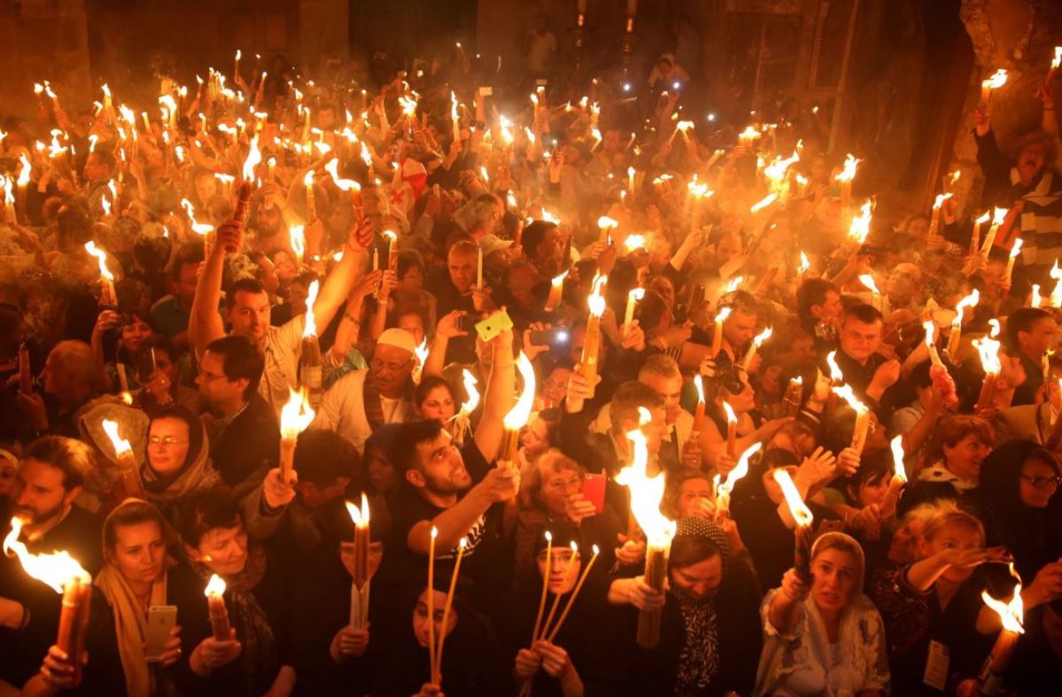 Εικόνες κατάνυξης στην τελετή αφής του Αγίου Φωτός στα Ιεροσόλυμα-1