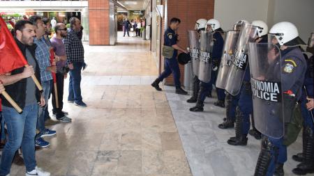 Θεσσαλονίκη: Eκτονώθηκε η ένταση στη πορεία διαμαρτυρίας κατά της επίθεσης ΗΠΑ, Βρετανίας και Γαλλίας στη Συρία-1