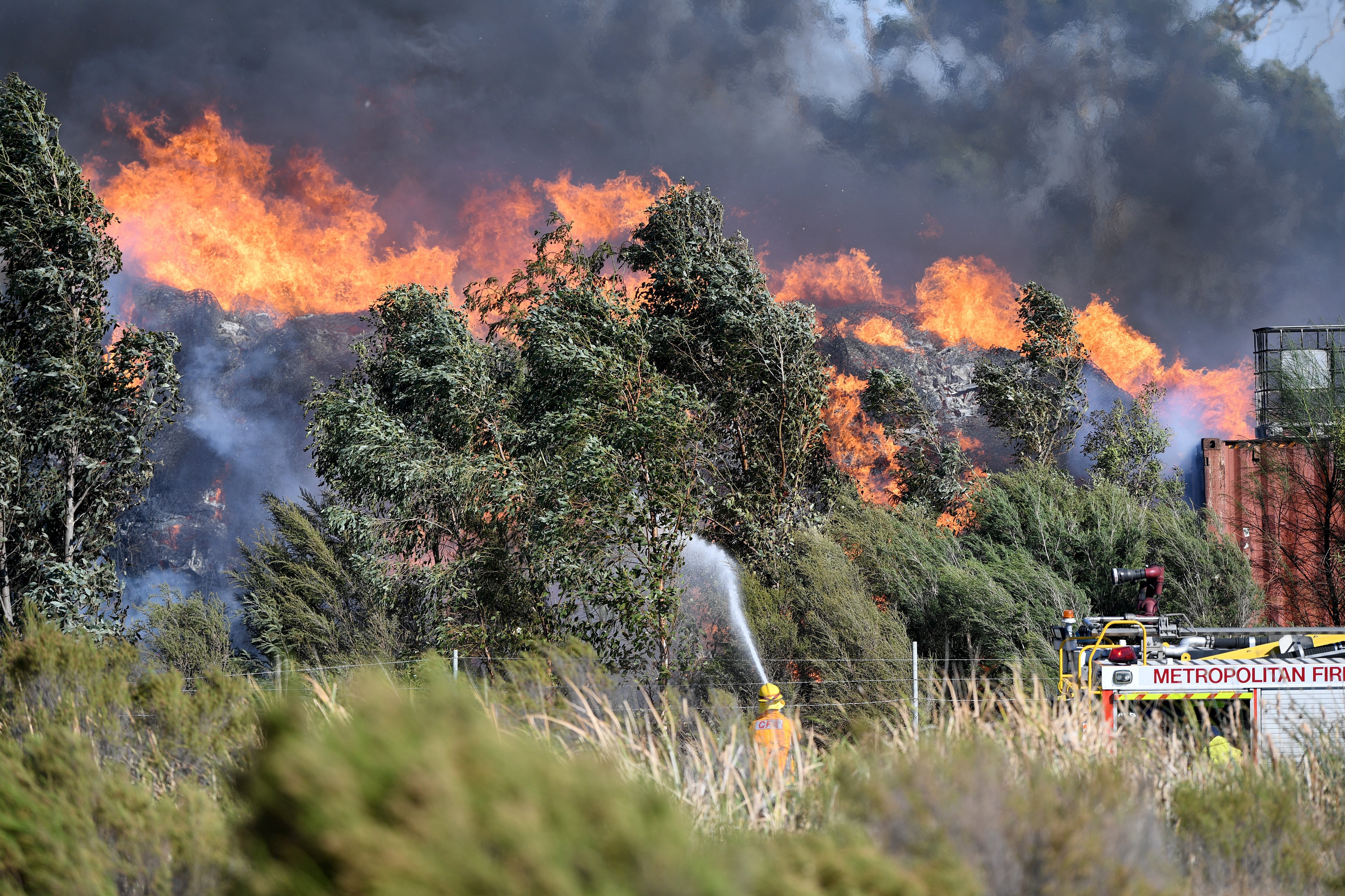 Μεγάλη δασική πυρκαγιά απειλεί κατοικίες στα προάστια του Σίδνεϊ-2