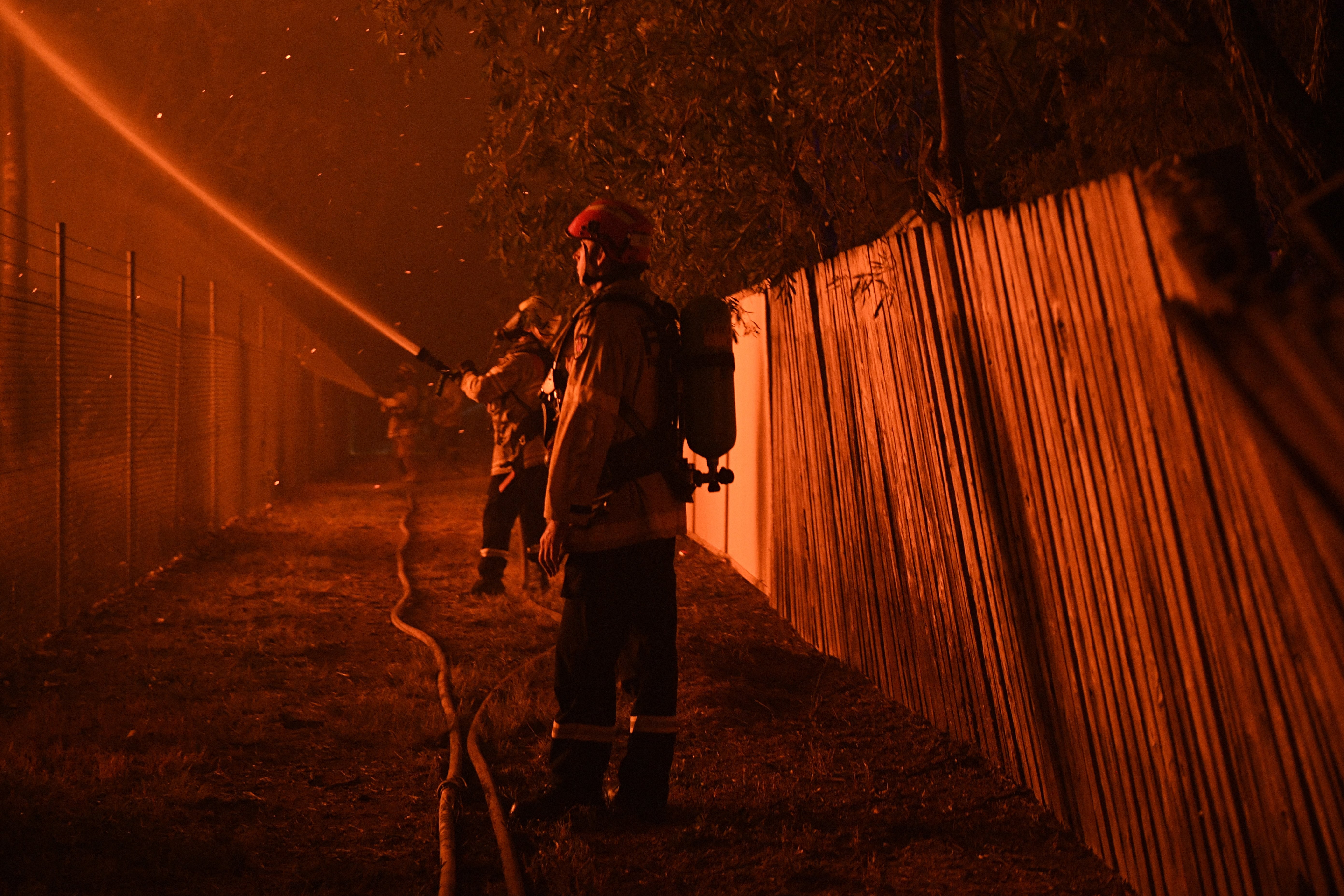 Μεγάλη δασική πυρκαγιά απειλεί κατοικίες στα προάστια του Σίδνεϊ-5