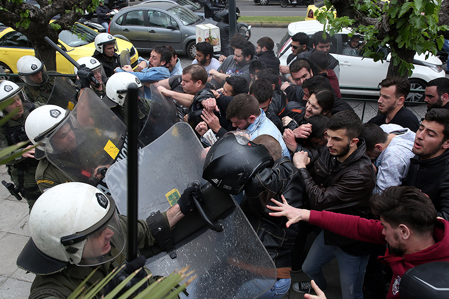 Δύο συλλήψεις για τα επεισόδια στο άγαλμα Τρούμαν (Φωτό-βίντεο)-3