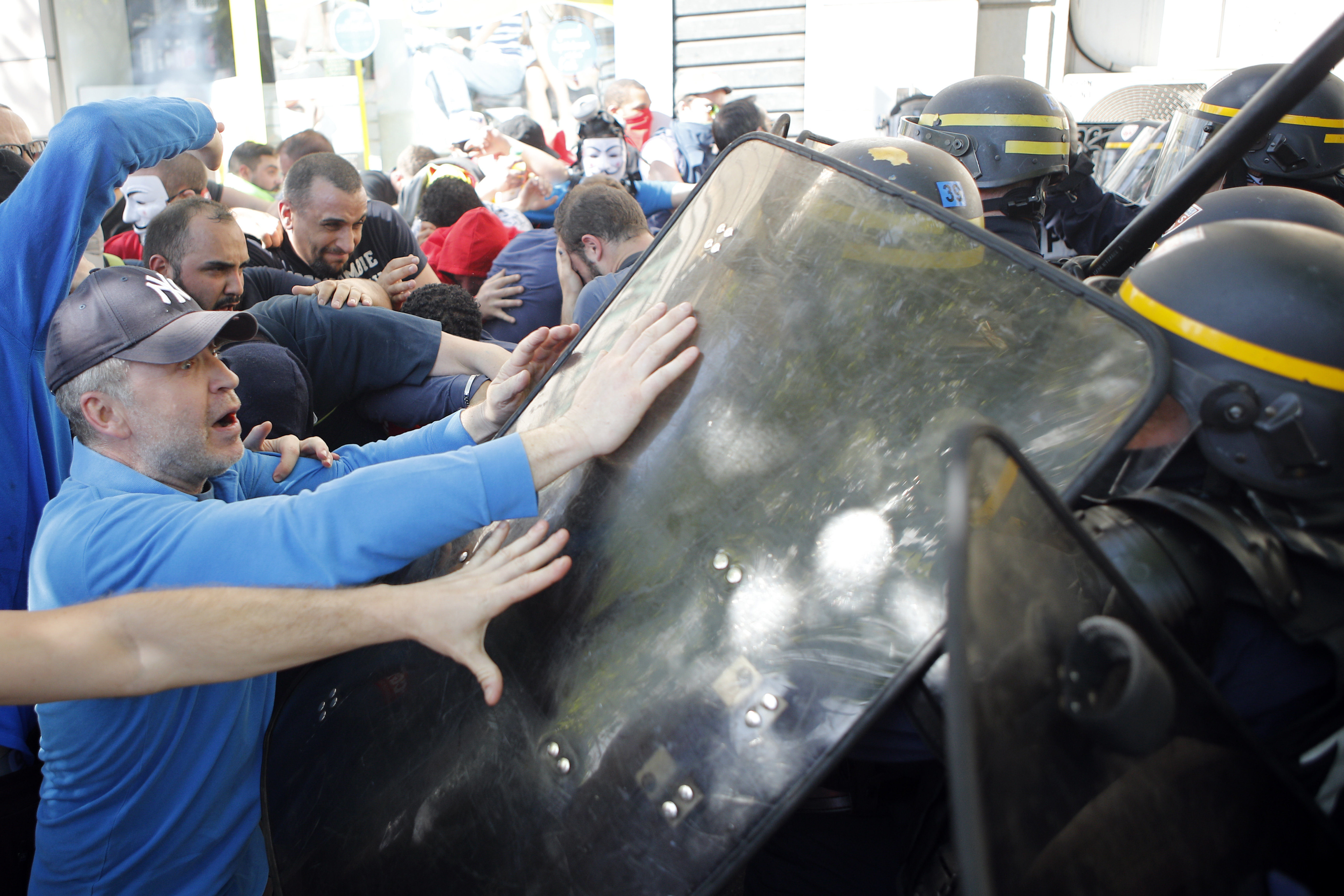 Παρίσι: Βίαιες συγκρούσεις στη διαδήλωση των συνδικάτων (φωτογραφίες)-3