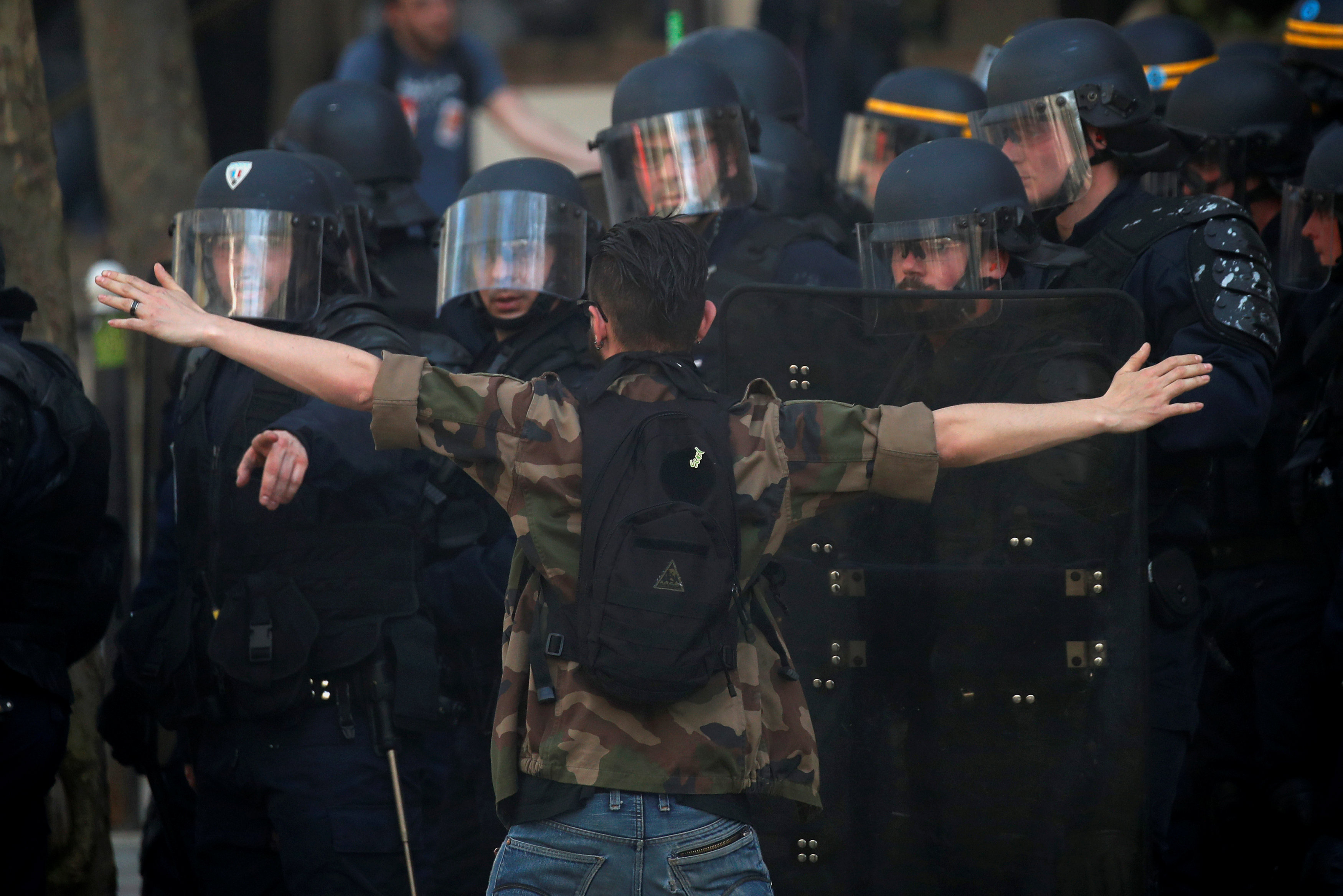 Παρίσι: Βίαιες συγκρούσεις στη διαδήλωση των συνδικάτων (φωτογραφίες)-4