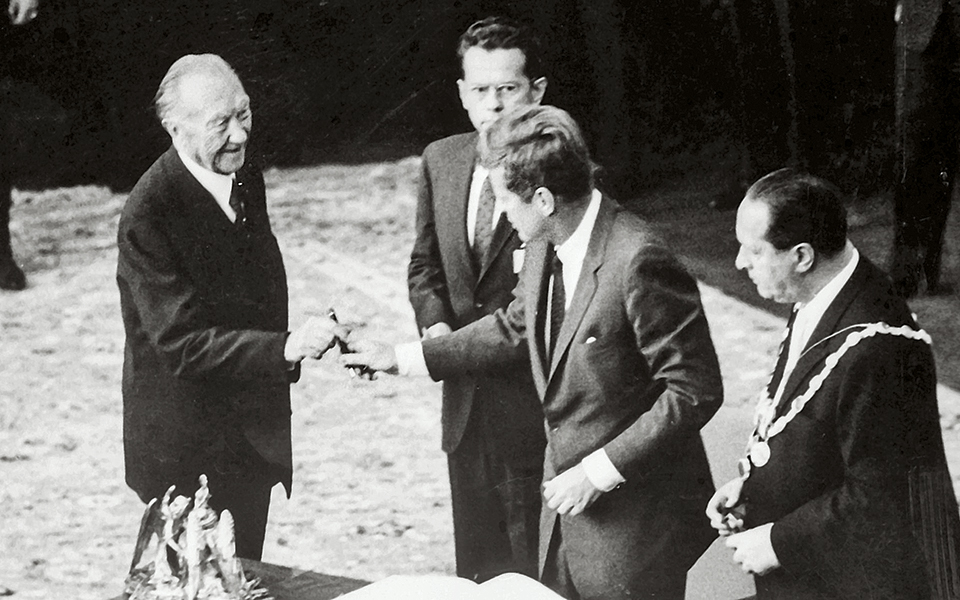 Τα στυλό και οι πένες παίρνουν τη γλυκιά τους εκδίκηση στον σημερινό ψηφιακό κόσμο-1