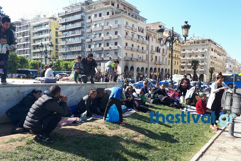 Θεσσαλονίκη: Πρόσφυγες και μετανάστες κοιμήθηκαν κάτω από το άγαλμα Βενιζέλου (φωτο)-1