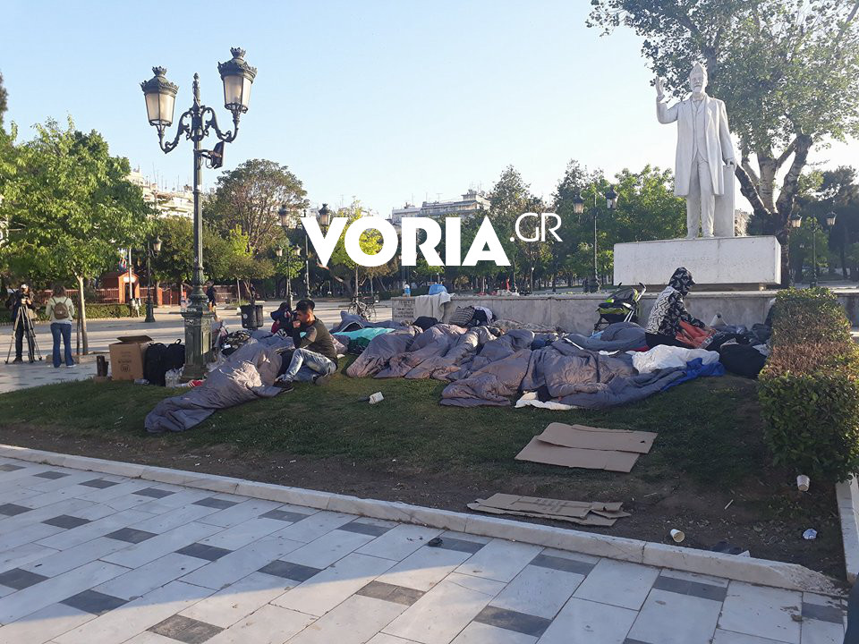 Θεσσαλονίκη: Πρόσφυγες και μετανάστες κοιμήθηκαν κάτω από το άγαλμα Βενιζέλου (φωτο)-3