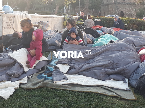 Θεσσαλονίκη: Πρόσφυγες και μετανάστες κοιμήθηκαν κάτω από το άγαλμα Βενιζέλου (φωτο)-2