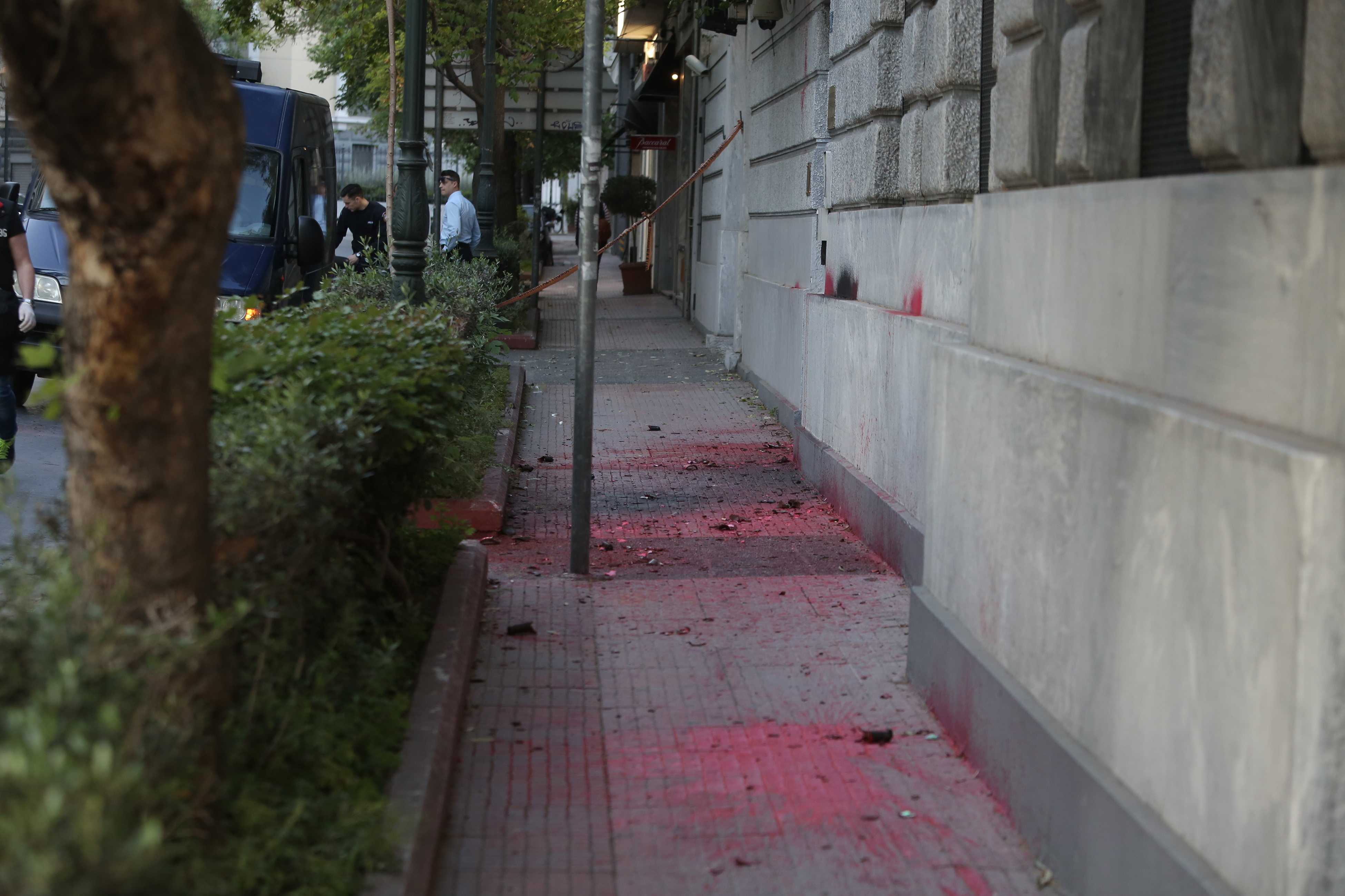Συνελήφθη μέλος του «Ρουβίκωνα» για την επίθεση με μπογιές στη γαλλική πρεσβεία (φωτογραφίες)-6