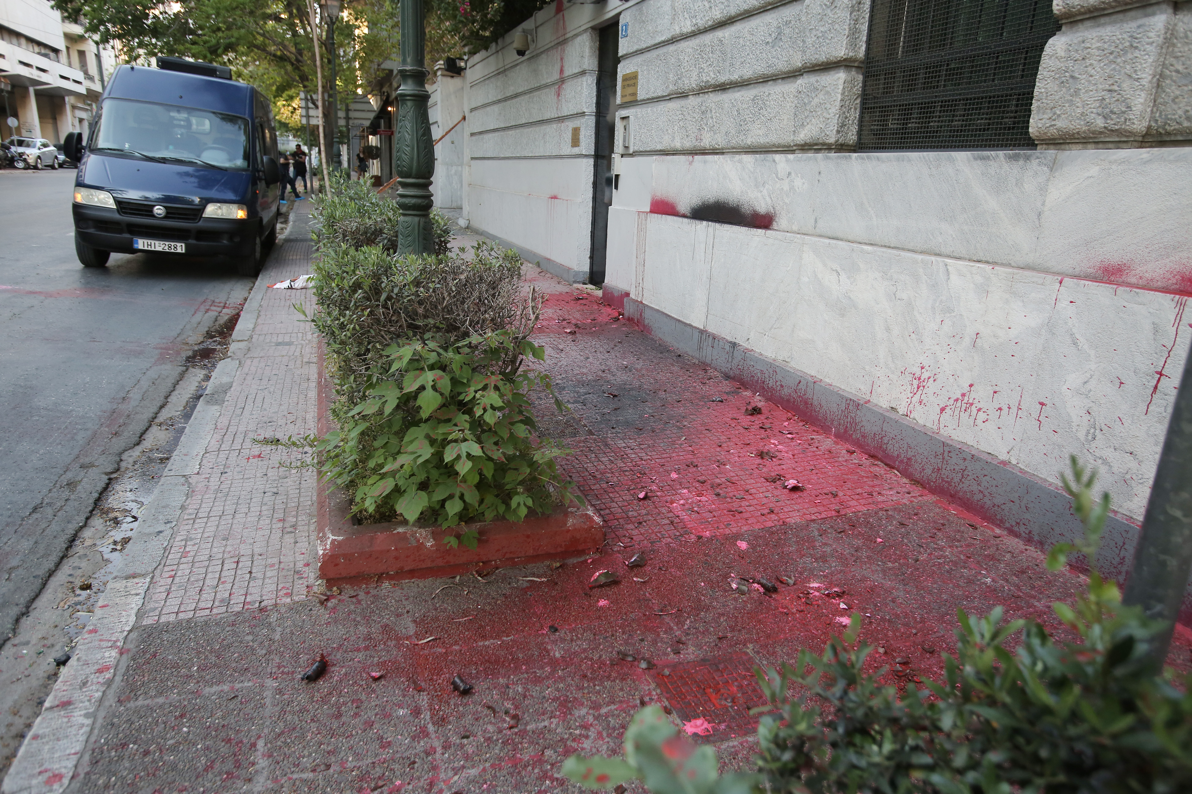 Συνελήφθη μέλος του «Ρουβίκωνα» για την επίθεση με μπογιές στη γαλλική πρεσβεία (φωτογραφίες)-5