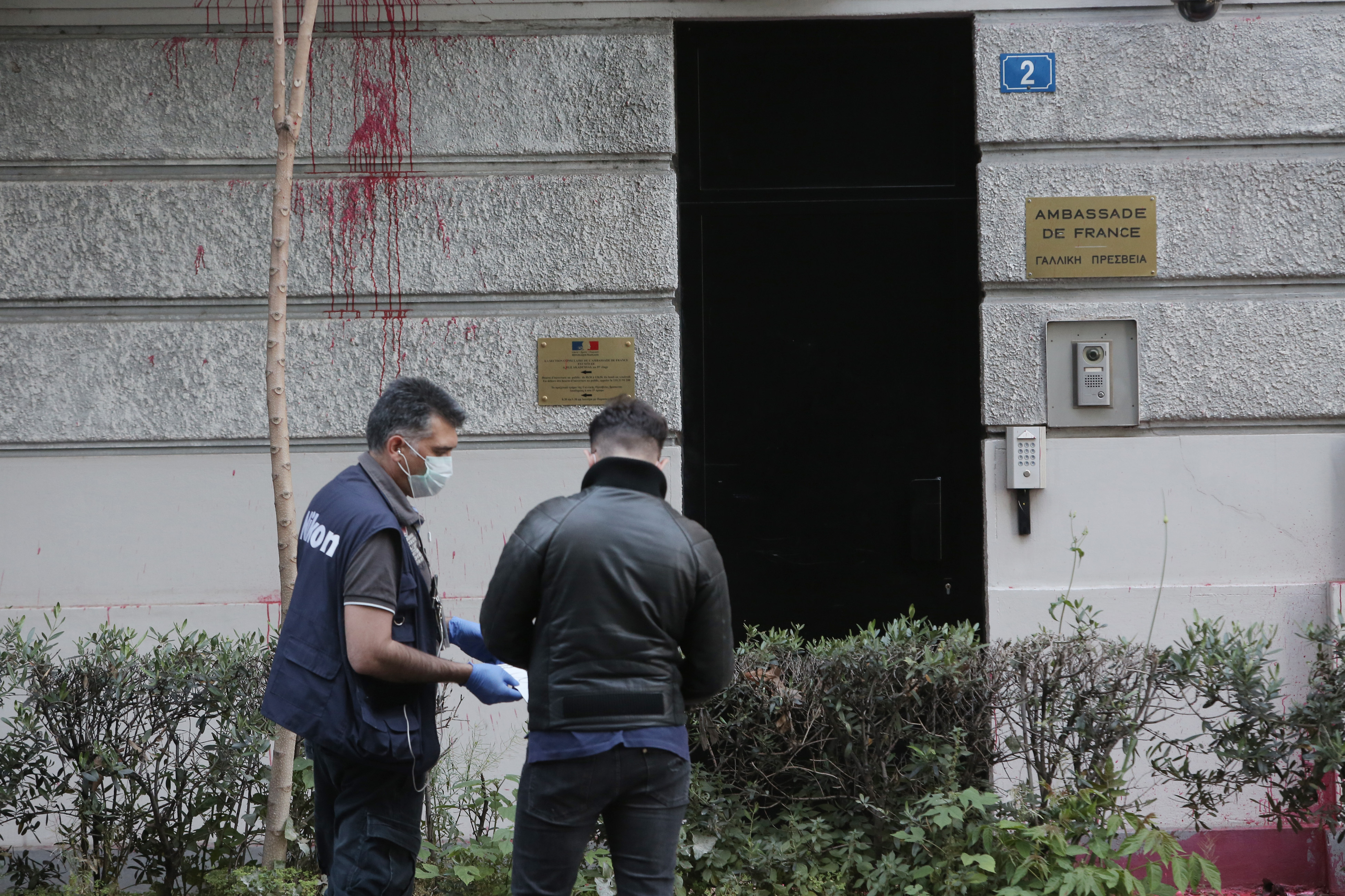 Συνελήφθη μέλος του «Ρουβίκωνα» για την επίθεση με μπογιές στη γαλλική πρεσβεία (φωτογραφίες)-1