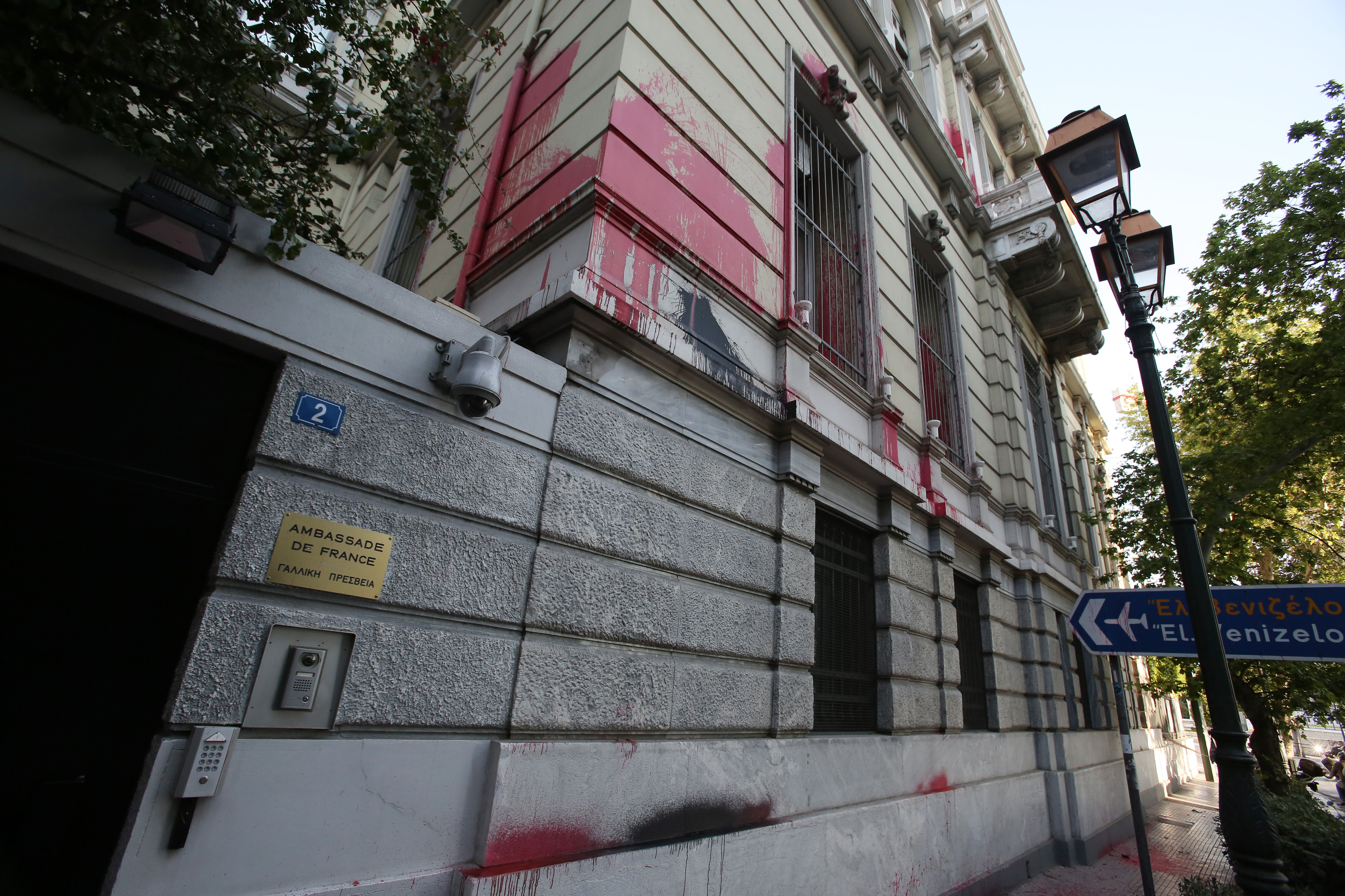 Συνελήφθη μέλος του «Ρουβίκωνα» για την επίθεση με μπογιές στη γαλλική πρεσβεία (φωτογραφίες)-4