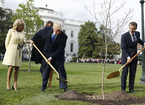 Brigitte vs Melania: Η στιλιστική αναμέτρηση στην Ουάσινγκτον-3
