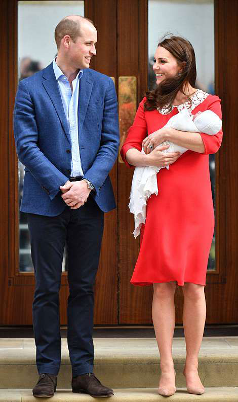 Η εμφάνιση της Kate Middleton με κόκκινο φόρεμα στο μαιευτήριο δεν ήταν τυχαία…-1