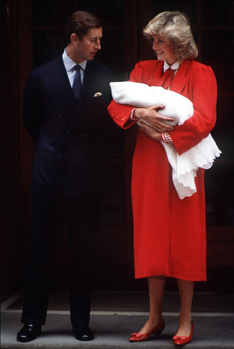 Η εμφάνιση της Kate Middleton με κόκκινο φόρεμα στο μαιευτήριο δεν ήταν τυχαία…-2