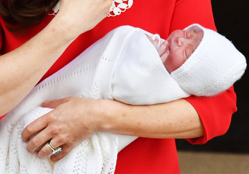 Η πρώτη εμφάνιση του βασιλικού μωρού και η αστεία ατάκα του πρίγκιπα William στους δημοσιογράφους-3