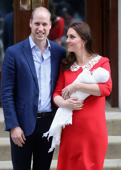 Η πρώτη εμφάνιση του βασιλικού μωρού και η αστεία ατάκα του πρίγκιπα William στους δημοσιογράφους-2