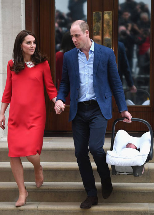 Η πρώτη εμφάνιση του βασιλικού μωρού και η αστεία ατάκα του πρίγκιπα William στους δημοσιογράφους-1